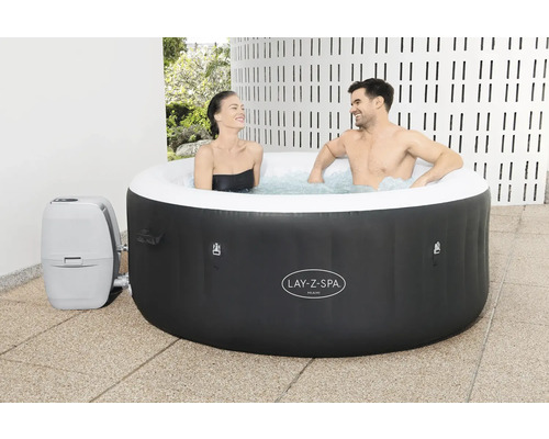 Aufblasbarer Lay-Z-Spa Miami Whirlpool mit zwei Personen im Wasser und Filterpumpe