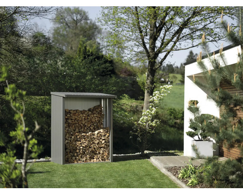 Stockage de bois dans le jardin rempli de bois.