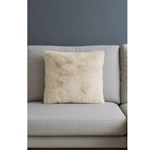 Coussin décoratif en fausse fourrure sur un canapé