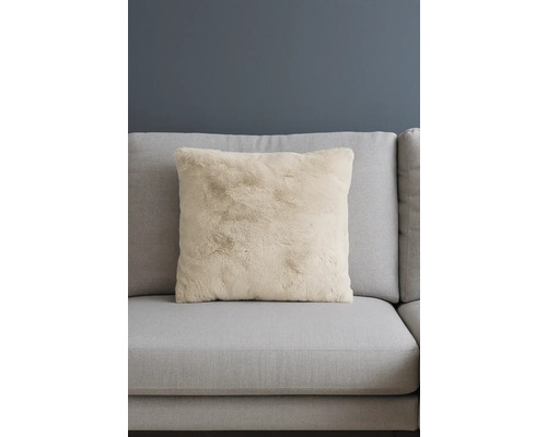 Coussin décoratif en fausse fourrure sur un canapé
