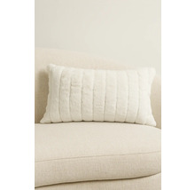 Dekokissen mit vertikalem Rippenmuster auf Sofa