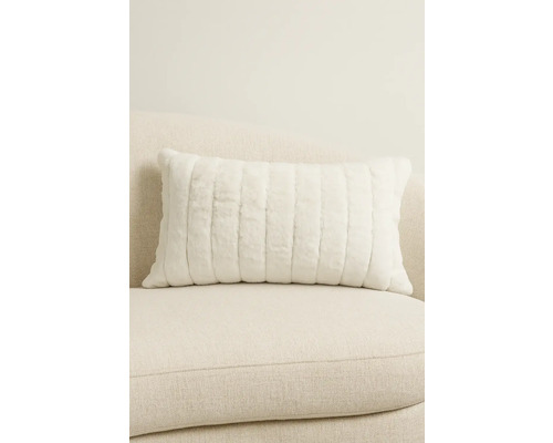 Dekokissen mit vertikalem Rippenmuster auf Sofa
