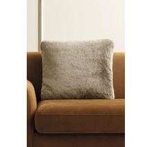 Dekokissen mit Fellimitat auf einem Sofa