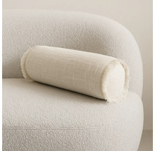 Coussin décoratif de forme cylindrique sur un fauteuil