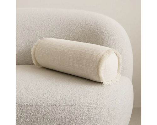 Coussin décoratif de forme cylindrique sur un fauteuil