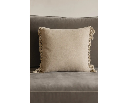 Quadratisches Zierkissen mit Fransen auf Couch