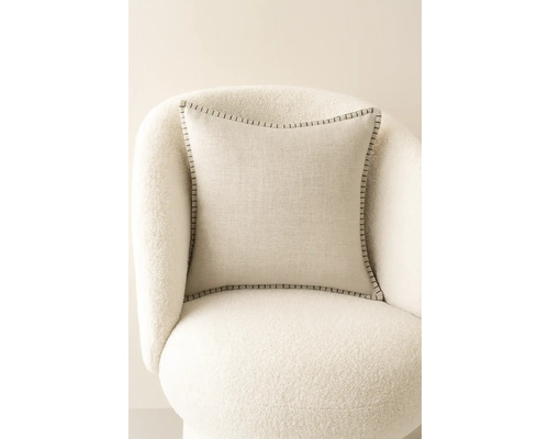 Quadratisches Zierkissen mit Ziernaht auf einem Sessel