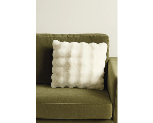Dekokissen mit Felloptik auf einem Sofa