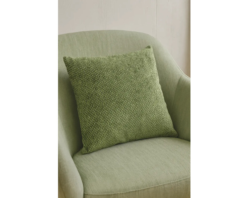 Coussin décoratif vert sur un fauteuil