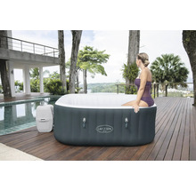 Aufblasbarer Lay-Z-Spa Whirlpool im Garten mit einer Frau