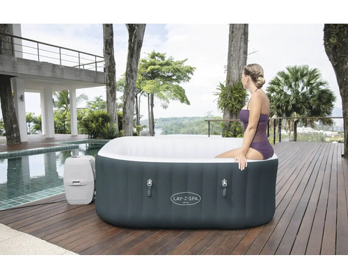 Aufblasbarer Lay-Z-Spa Whirlpool im Garten mit einer Frau