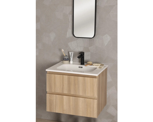 Salle de bains avec meuble sous-lavabo, lavabo, miroir et accessoires de salle de bains.
