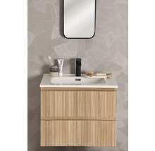 Salle de bains avec meuble sous-lavabo, vasque à poser, miroir et robinetterie