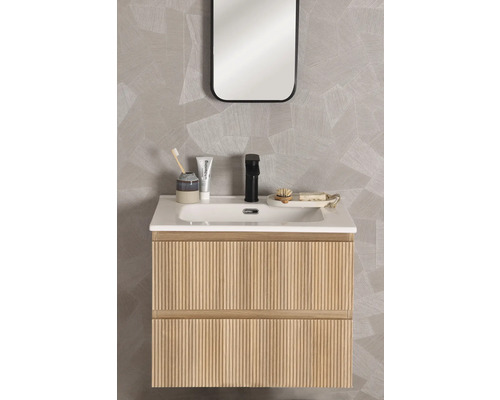 Salle de bains avec meuble sous-lavabo, vasque à poser, miroir et robinetterie