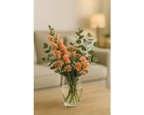 Blumenstrauß mit Löwenmäulchen und Eukalyptus in Glasvase