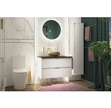 Salle de bain lumineuse avec toilettes, meuble-lavabo, armoire de toilette et éléments décoratifs pour une ambiance moderne.