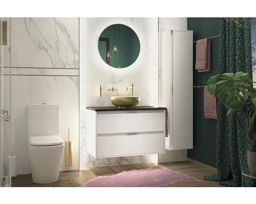 Helles Badezimmer mit Toilette, Waschtisch mit Unterschrank, Spiegelschrank und dekorativen Elementen für ein modernes Ambiente.