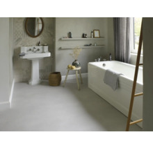 Salle de bains avec lavabo, miroir, baignoire, tabouret et décorations pour une ambiance claire et organisée