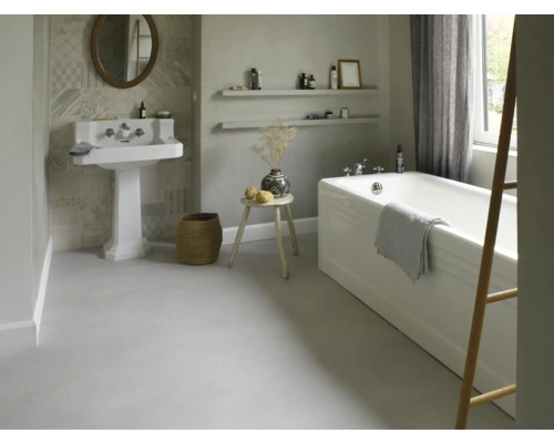 Salle de bains avec lavabo, miroir, baignoire, tabouret et décorations pour une ambiance claire et organisée