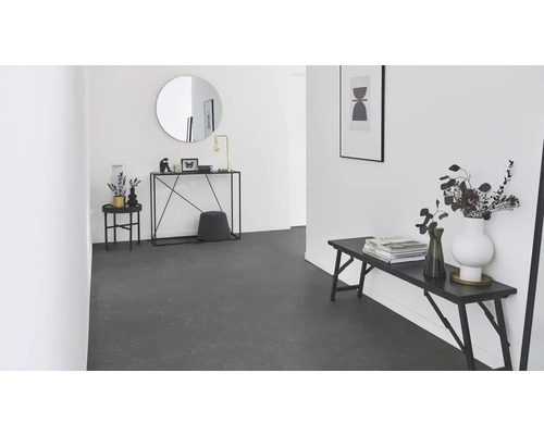 Eingangsbereich mit Bodenbelag in Marmoroptik, Bank, Konsole, Spiegel und Dekoration