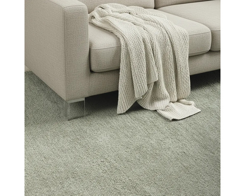 Sofa mit Überwurfdecke auf Teppich