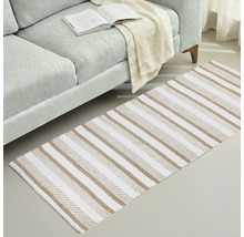 Tapis à rayures à côté d'un canapé avec un livre ouvert