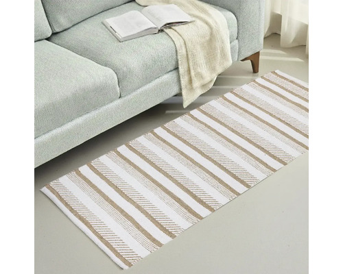 Tapis à rayures à côté d'un canapé avec un livre ouvert