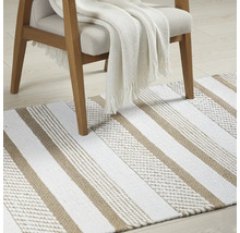 Tapis à rayures avec chaise et couverture