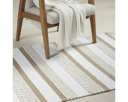 Tapis à rayures avec chaise et couverture