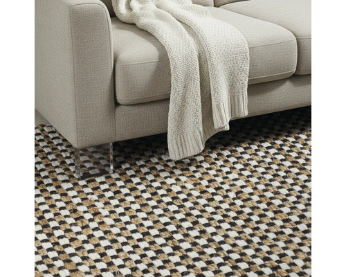 Detailansicht eines Sofas mit einer Decke und einem Teppich mit Schachbrettmuster