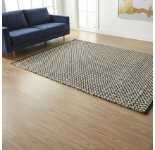 Wohnzimmer mit blauem Sofa und gemustertem Teppich