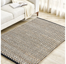 Gemusterter Teppich aus Naturfasern in einem Wohnzimmer