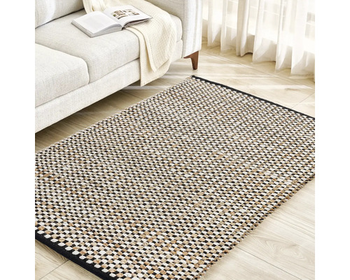 Gemusterter Teppich aus Naturfasern in einem Wohnzimmer