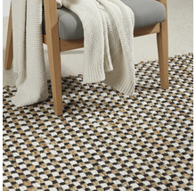 Dekoratives Wohnambiente mit einem Stuhl, einer Decke und einem Teppich im Schachbrettmuster