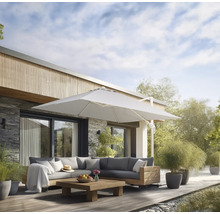 Terrasse mit grossem Sonnenschirm, Lounge-Möbeln und Holzboden