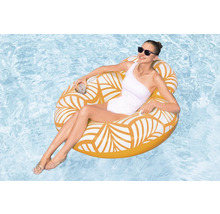 Femme se détend sur une bouée jaune avec porte-gobelet dans la piscine