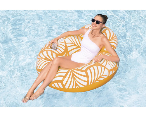 Femme se détend sur une bouée jaune avec porte-gobelet dans la piscine