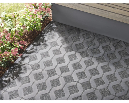 Dalles alvéolées grises posées sur une terrasse avec des plantations