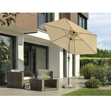 Rechteckiger Sonnenschirm mit Gartenmöbeln auf einer Terrasse vor einem Wohnhaus.