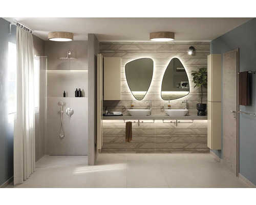 Carrelage décoratif en grès Bush Redwood oak lxLxé 60x120x1.1 cm Salle de bains lumineuse avec douche, double vasque, miroirs éclairés et détails en bois