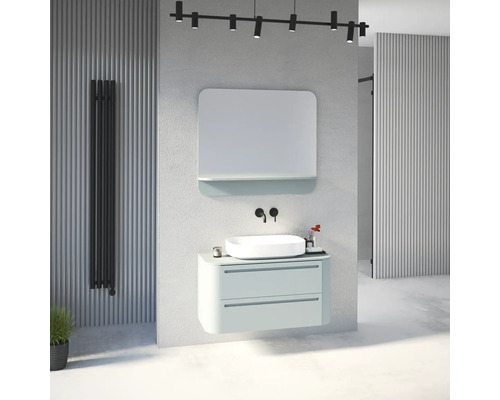 Modernes Badezimmer mit hellblauem Waschtischunterschrank, weißem Aufsatzbecken, schwarzer Wandarmatur, Spiegel und schwarzem Heizkörper.