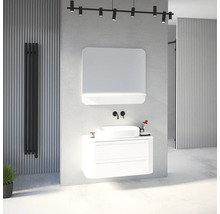 Modernes Badezimmer mit weißem Waschtischunterschrank, Aufsatzbecken, schwarzer Wandarmatur, Spiegel mit Beleuchtung und schwarzem Heizkörper.