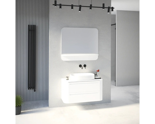 Modernes Badezimmer mit weißem Waschtischunterschrank, Aufsatzbecken, schwarzer Wandarmatur, Spiegel mit Beleuchtung und schwarzem Heizkörper.
