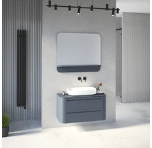 Modernes Badezimmer mit blau-grauem Hänge-Waschtischunterschrank, weißem Aufsatzwaschbecken, schwarzer Wandarmatur und Spiegel mit Ablage.