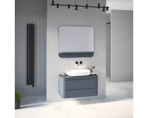 Modernes Badezimmer mit blau-grauem Hänge-Waschtischunterschrank, weißem Aufsatzwaschbecken, schwarzer Wandarmatur und Spiegel mit Ablage.