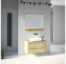 Modernes Badezimmer mit Waschtischunterschrank in Eichenoptik, weißem Aufsatzwaschbecken, schwarzer Wandarmatur und Spiegel mit Holzablage.