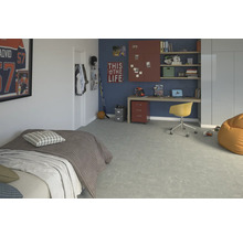 Chambre de garçon avec lit, bureau, étagère et décoration dans un style sportif