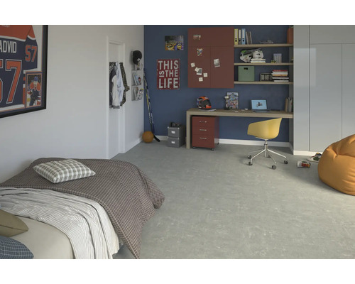 Chambre de garçon avec lit, bureau, étagère et décoration dans un style sportif