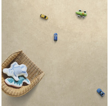 Surface de plancher avec des voitures miniatures et un panier de peluches