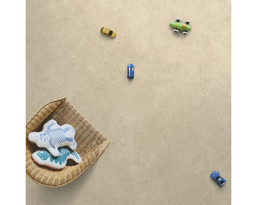 Surface de plancher avec des voitures miniatures et un panier de peluches